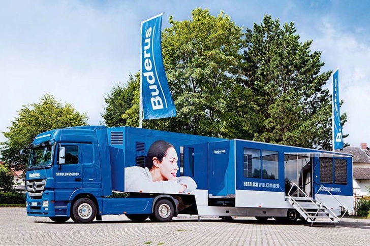 Buderus: Ein neues Schulungsmobil und 21 Infomobile von Buderus können jetzt von Heizungsfachfirmen gebucht werden.