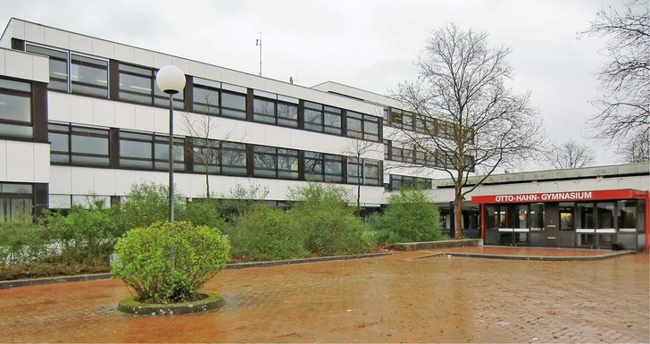 Abb. 1 Im Otto-Hahn-Gymnasium in Karlsruhe blieben mit der bestehenden Heizungsanlagenhydraulik einige Heizkreise unterversorgt. Die Wärmeverteilung des Schulgebäudes wurde nun mit zentral auf dem Verteiler installierten mengenvariablen Beimischschaltungen hydraulisch und zugleich energetisch optimiert.