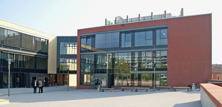 Abb. 1 Die Neubauten der Alfons-Kern-Schule in Pforzheim wurden modern und nachhaltig konzipiert. Sie bieten für Schüler eine hohe Aufenthalts- und Lernqualität. - © Schell
