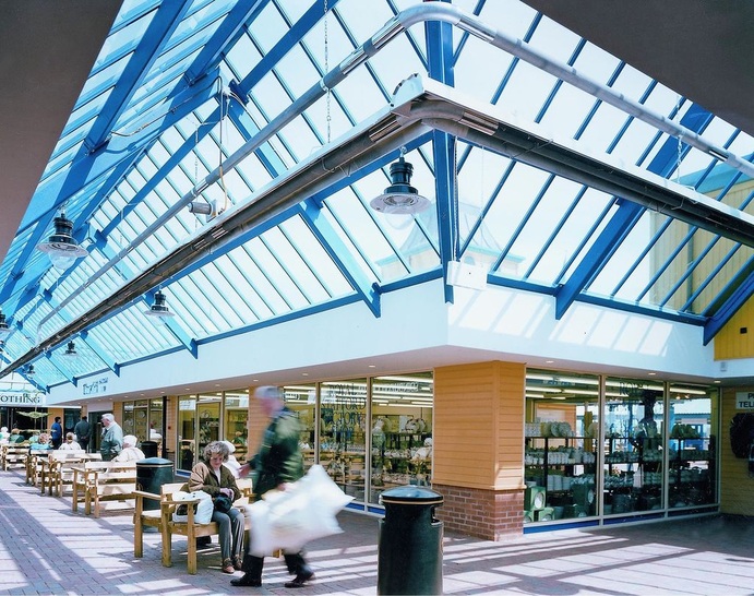 Abb. 1 Abgewinkeltes Strahlungsband in einer Einkaufspassage.