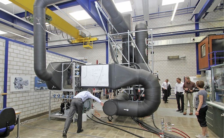 Abb. 1 Der Wärmepumpen-Prototyp (links) auf dem Prüfstand der Hochschule Luzern. Die Luftkonditionierungsanlage mit zwei Kreisläufen ermöglicht eine hohe Dynamik und äußerst stabile Prüfbedingungen. Die resultierenden Abweichungen des Luftzustands vom Sollwert sind während der Heizphase der Wärmepumpe deutlich geringer als die zulässigen Abweichungen gemäß Prüfnorm EN 14511. Die Wärmequelle und die Wärmesenke werden durch ein „Wärmemodul“ ­simuliert, das Fluidströme mit hoher Genauigkeit (Temperatur und Massenstrom) bereitstellen kann.