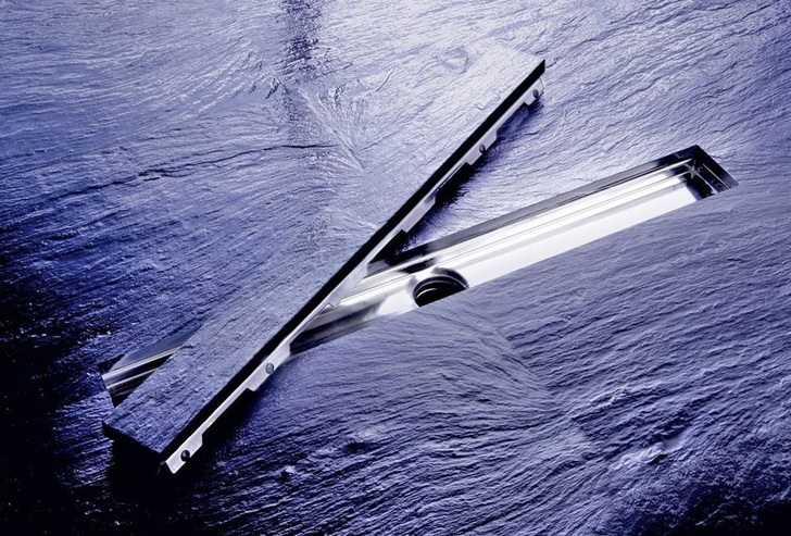 „Unsichtbare“ Tecedrainline-Rinne für Natursteinbeläge.