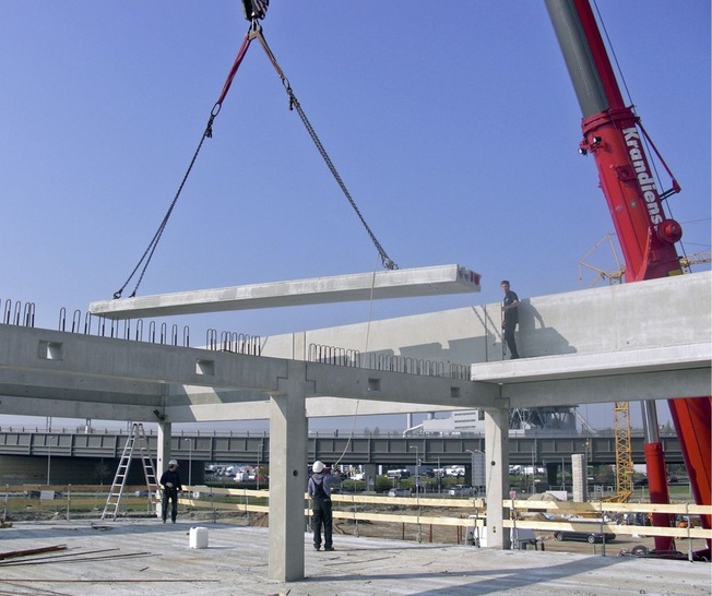 Uponor: Eine thermisch aktivierte SpannbetonFertigdecke wird vorgefertigt zum Einbau geliefert.