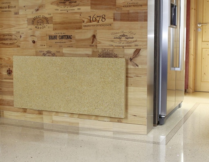 effidur: Terrazzoboden mit integrierter Flächen­heizung und ein dazu passendes Wandheizpaneel.