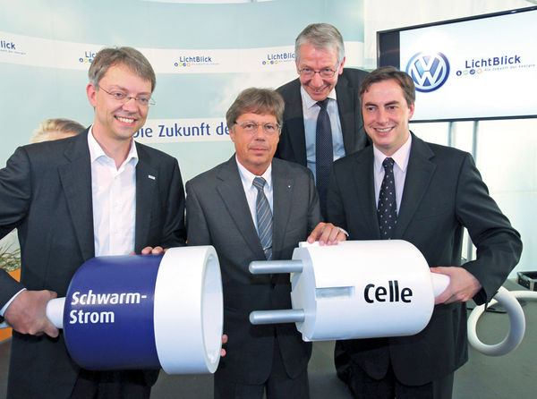 “SchwarmStrom“ aus Celle: Dr. Christian Friege (Vorstandsvorsitzender LichtBlick), Prof. Dr. Werner Neubauer (Vorstand der Marke Volkswagen für den GB Komponente), Dirk-Ulrich Mende (OB Celle) und Niedersachsens Ministerpräsident David McAllister (v.l.).
