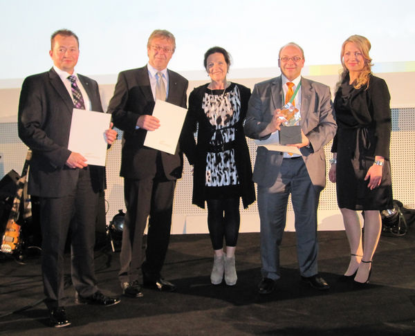 dib-Preisverleihung (v.l.): Peter Becker, Leiter des Viessmann Ideenmanagements, Eckhardt Hedderich, Leiter Lean Production Management bei Viessmann, Gabriele Wehler, Geschäftsführerin des dib, Markus Leutloff, Produktionsleitung Viessmann Berlin, und Sarah Dittrich, Leiterin Ideen- und Innovationsmanagement beim dib.