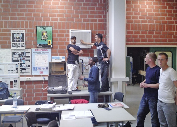 Mitsubishi Electric: Die Auszubildenden zum Mechatroniker für Kältetechnik am BZTG in Oldenburg können nun die Wartung und Inspektion von VRF-Klimaanlagen an voll funktionsfähigen Geräten üben.