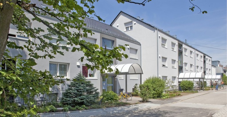 Abb. 1 Nach umfassender Sanierung präsentiert sich das Wohnbau-Objekt der Augsburger ­Siedlungsgenossenschaft Firnhaberau nicht nur freundlich — ursprünglich 1970 errichtet, ist es heute energetisch auf dem aktuellen Neubaustandard EnEV 2009.
