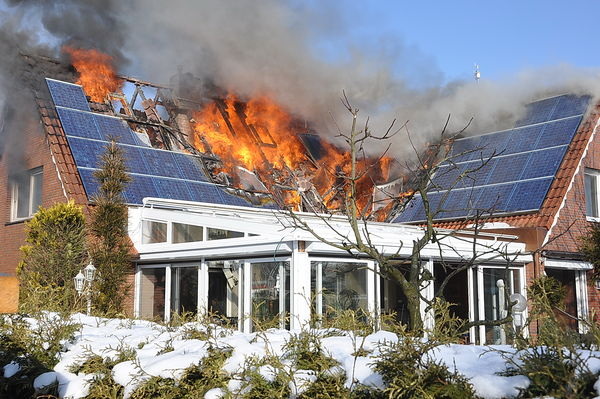 BBrand eines Hauses mit Photovoltaik-Anlage.
