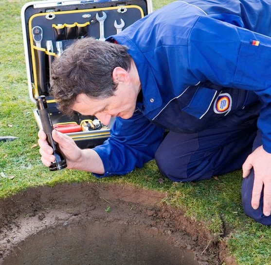 SHK-Handwerker beim Entwässerungs-Check. (Quelle: ZVSHK)
