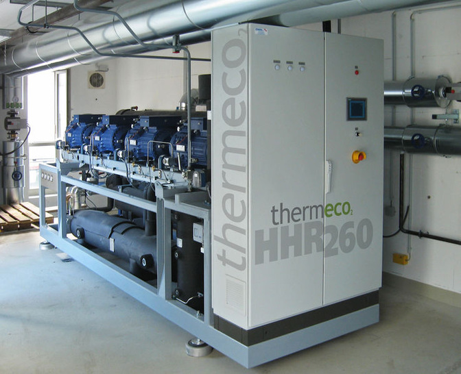 Hochtemperaturwärmepumpe thermeco2 HHR 260 in der Nahwärmezentrale von Lauterecken. - © thermea. Energiesysteme
