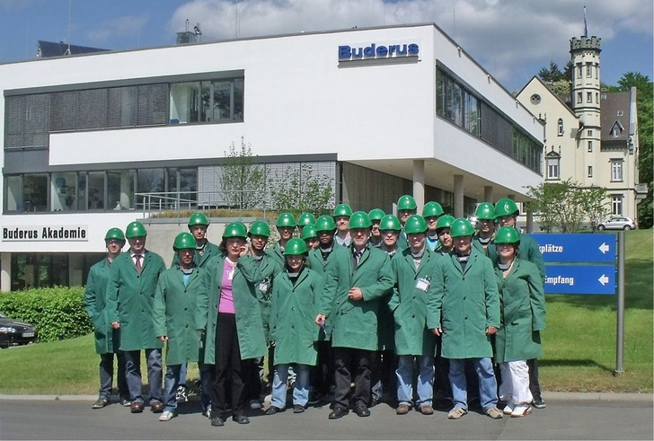 Angehende Energietechniker der Hochschule Offenburg auf Exkursion bei Buderus.