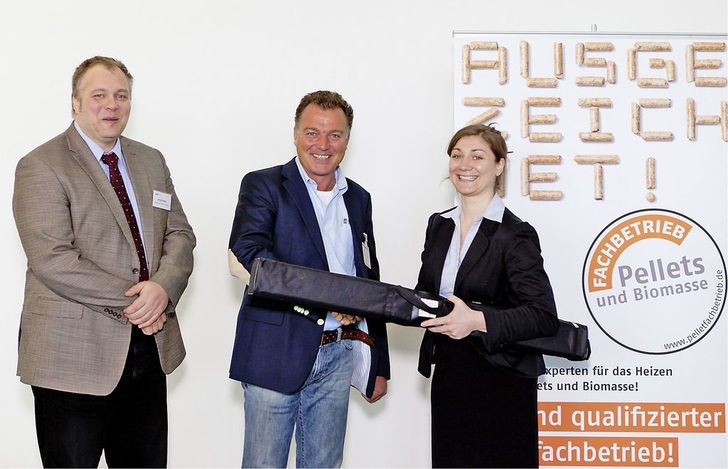 Jörg Knapp (FV SHK Baden-Württemberg), Gernot Walter (MergenthalerZerweck) und Anna Katharina Sievers (DEPV). - © Solar Promotion
 Jörg Knapp (FV SHK Baden-Württemberg), Gernot Walter (MergenthalerZerweck) und Anna Katharina Sievers (DEPV).