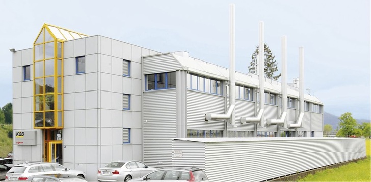 Die Köb-Unter­nehmensgebäude in Wolfurt / Vorarlberg werden CO-neutral mit Wärme versorgt. - © Viessmann Werke
