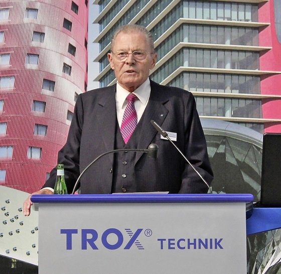 Abb. 1 Heinz Trox bei der Eröffnung der neuen Produktionshalle für RLT-Zentralgeräte in Anholt. „Wir brechen in ein neues Zeitalter auf.“ - © JV
