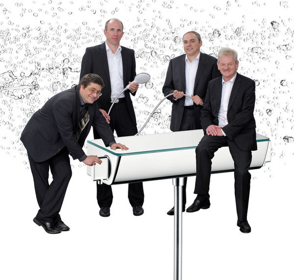 Der Hansgrohe-Aufsichtsrat hat die Verträge mit CEO Siegfried Gänßlen, den stellvertretenden Vorstandsmitgliedern Frank Semling und Marc Griggel sowie dem stellvertretenden CEO Richard Grohe (von rechts) vorzeitig bis 2015 verlängert. (Quelle: Hansgrohe)