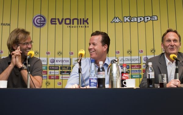 Vorstellung von Wilo als neuen Champion Partner des deutschen Fußballmeisters 2010/11 (v.l.): Jürgen Klopp (Trainer von Borussia Dortmund), Oliver Hermes (Vorstandsvorsitzender der Wilo SE) und Hans-Joachim Watzke (Vorsitzender der BVB-Geschäftsführung). - © Wilo
