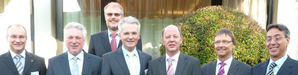 Referenten der RLT-Vortragsveranstaltung (v.l.): Manfred Müller (Rosenberg), Robert Baumeister (Vorsitzender Herstellerverband RLT-Geräte), Lutz Krischausky (Wolf), Dr.-Ing. Christoph Kaup (stellv. Vorsitzender Herstellerverband RLT-Geräte) Dr.-Ing. Manfred Stahl (cci Dialog), Günther Mertz (Geschäftsführer Herstellerverband RLT-Geräte), Dr.-Ing. Omar Sadi (Ziehl-Abegg).