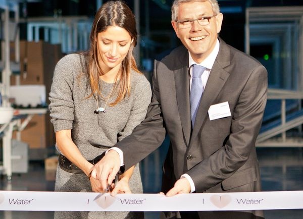 Melanie Winiger, Markenbotschafterin von Geberit AquaClean, und Albert M. Baehny, CEO von Geberit, bei der Eröffnung der AquaClean-Produktionsstätte in Rapperswil-Jona. (Quelle: Geberit) - © Geberit
