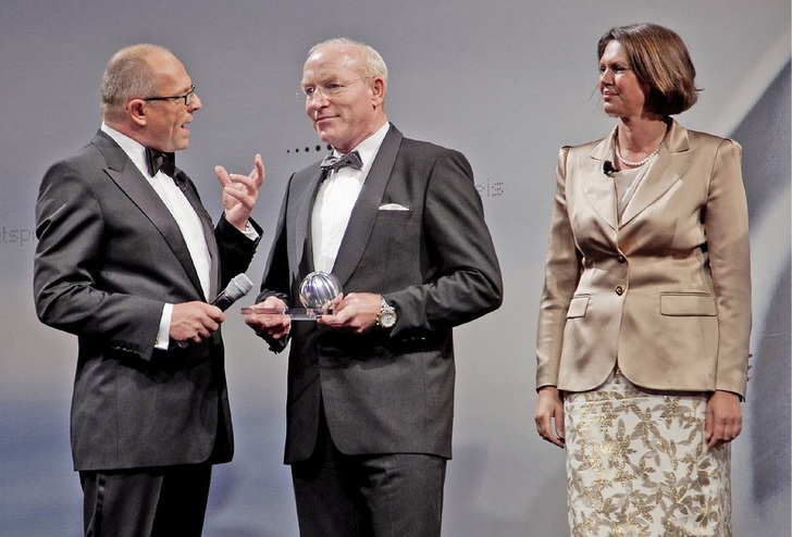 Bundesverbraucherschutzministerin Ilse Aigner und Stefan Schulze-Hausmann, Vorsitzender des Vorstands Stiftung Deutscher Nachhaltigkeitspreis (links), überreichten den Preis für Deutschlands nachhaltigste Marke an Dr. Martin Viessmann.