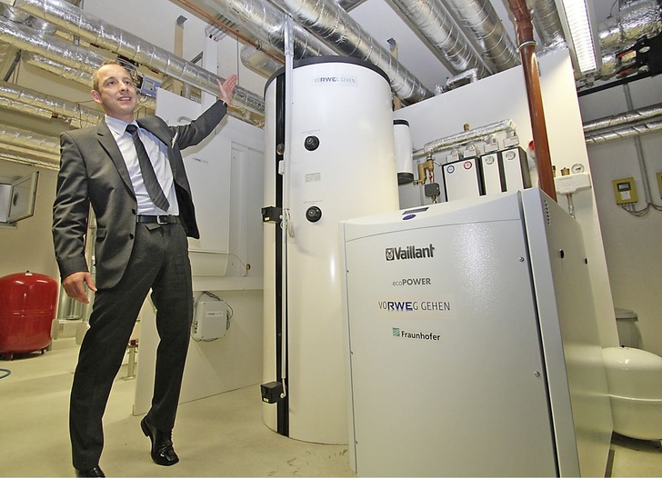 Abb. 1 Björn Gropengießer, Projektleiter Mikro-KWK bei RWE Effizienz, erklärt das RWE-HomePowerKonzept an der Forschungs- und Entwicklungsanlage im Fraunhofer inHaus2.