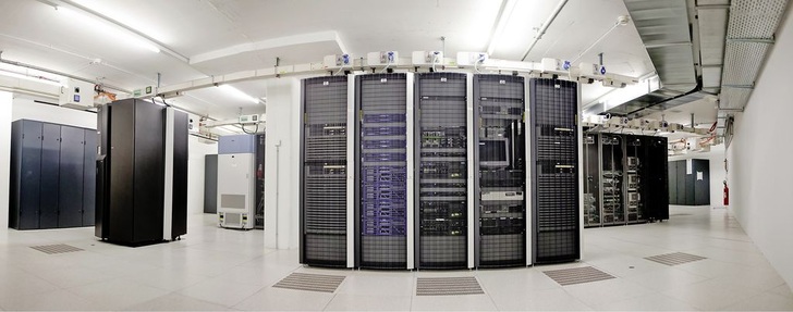 Abb. 1 Bei Safe Host sind auf 5000 m² rund 12000 Server und Speichergeräte (Network Attached Storage) mit den Daten von über 140 Kunden untergebracht. - © Siemens

