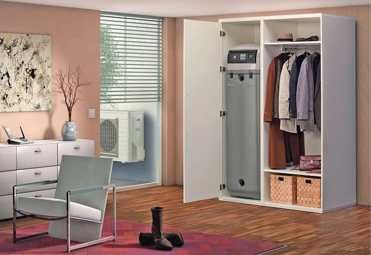 Rotex: Die Inneneinheit der Luft/WasserWärmepumpe HPSU compact 308 findet sogar in einem Kleiderschrank Platz. - © Rotex
