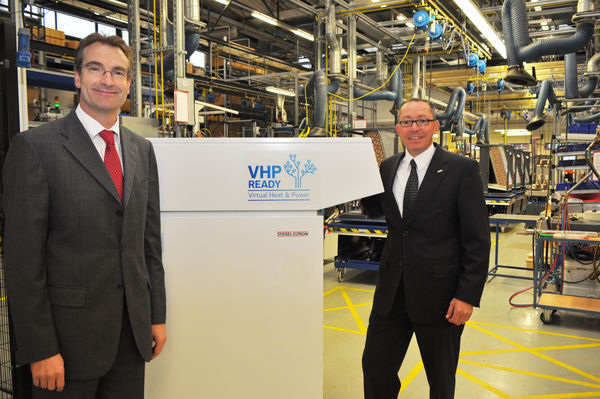 Stiebel Eltron: Geschäftsführer Karlheinz Reitze (links) und Matthias Goebel, Leiter Objekt-Management, präsentieren eine der ersten Wärmepumpen mit VHP-Ready-Gütesiegel. (Stiebel Eltron)