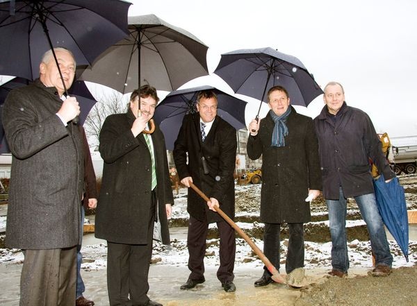 Spatenstich für das neue Dimplex-Schulungszentrum in Kulmbach (v.l.): Andreas Tilch (Mitglied der Geschäftsführung), Klaus-Peter Söllner (Landrat Kreis Kulmbach), Dr.-Ing. Uwe Horlacher (Dimplex Geschäftsleitung), Henry Schramm (Bürgermeister Kulmbach), T