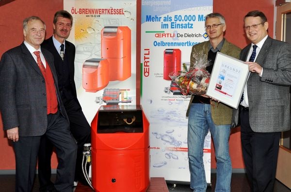 Feierten 50.000 Brennwert-Wärmeübertrager aus Keramik für Oertli / De Dietrich: Rolf Bommer und Uwe Schulz-Du Bois (beide Geschäftsführer Bomat), Ingmar Tepass (Regional-Vertriebsleiter von Oertli) und Stefan Seifert (Geschäftsführer von Oertli).