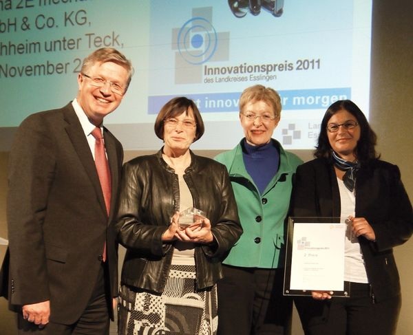 Nach der Preisübergabe (v.l.): Heinz Eininger (Landrat des Landkreises Esslingen), Brigitta Oppermann (Oppermann-Gesellschafterin), Hilde Cost (Geschäftsführerin IHK Esslingen-Nürtingen) und Heike Dirmeier (Oppermann-Gesellschafterin).