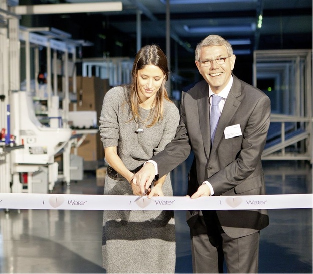 Melanie Winiger, Markenbotschafterin von Geberit AquaClean, und Albert M. Baehny, CEO von Geberit, bei der Eröffnung der AquaClean-Produktions­stätte in Rapperswil-Jona. - © Geberit
