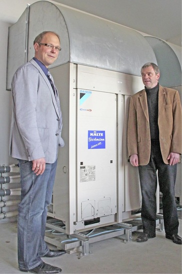 Torsten Meiler, Leiter der denn`s-Bauabteilung (links) und Klaus Tadajewski, Assistant Manager Refrigeration Daikin Airconditioning Germany, am invertergeregelten Außengerät des Conveni-Packs. - © denn’s Biomarkt
