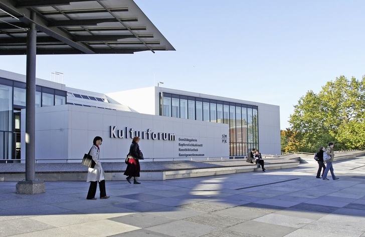 Abb. 1 Kulturforum Potsdamer Platz in Berlin mit insgesamt sechs Museen. Bei den vorhandenen RLT-Anlagen als hauptsächlicher Energieabnehmer konnten keine Wärmerückgewinnungsanlagen ­nachgerüstet werden. Trotzdem gelang es, die Energiekosten um 48 % zu senken. - © Siemens
