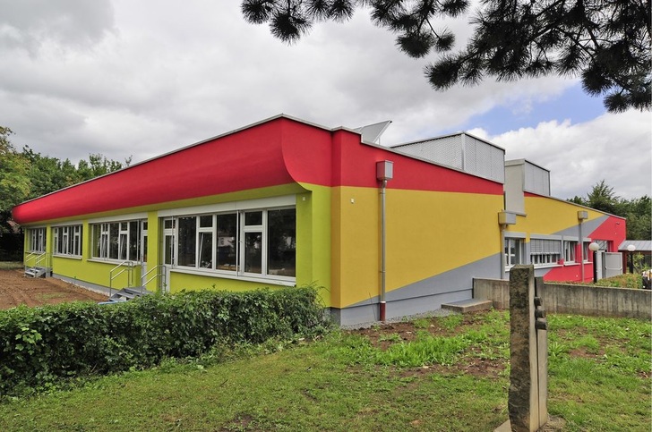 Abb. 1 Einen farbenfrohen Anblick bietet die sanierte Grundschule Giebelstadt. Das teilweise undichte Dach wurde zurückgebaut, wodurch auch die Belichtung verbessert wurde.