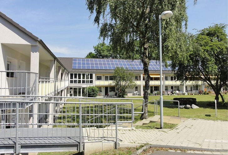 Abb. 1 Das im Jahr 1964 errichtete Wohngebäude in Mülheim-Heimaterde wurde in nur acht Monaten ­umfangreich saniert. Eine rollstuhlgerechte Rampe ermöglicht einen schwellenfreien Zugang der Wohnungen im Obergeschoss, ohne die Betriebskosten für einen Aufzug zu erhöhen.