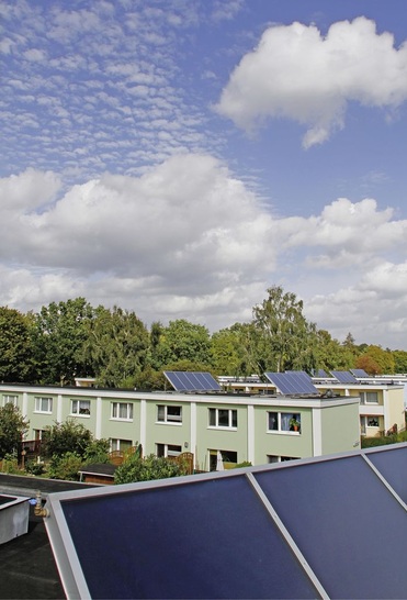 Abb. 1 Siedlung an der Feldschmiede in der Gartenstadt Farmsen. 131 Wohneinheiten werden über eine Kollektorfläche von insgesamt 220 m2 mit solarer Wärme versorgt. - © wagner-solar.com
