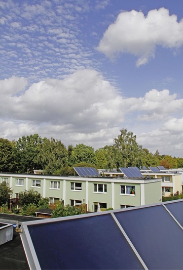 Abb. 1 Siedlung an der Feldschmiede in der Gartenstadt Farmsen. 131 Wohneinheiten werden über eine Kollektorfläche von insgesamt 220 m2 mit solarer Wärme versorgt.