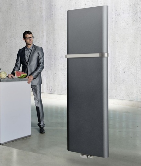 Purmo: Vertikalheizkörper Paros mit metallischer Oberfläche „Metal Grey“.