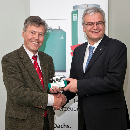 SenerTec-Geschäftsführer Michael Boll (rechts) überreicht dem CSU-Bundestagsabgeordneten Josef Göppel die Auszeichnung “Dachs des Jahres 2011“. - © Senertec

