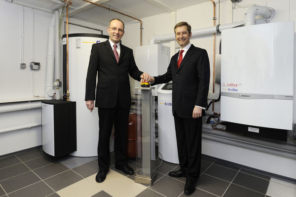 Dr. Carsten Stelzer (rechts, Geschäftsführer Technik der Vaillant Group) und Ralf Klöpfer (Sprecher der Geschäftsführung der EnBW Vertrieb) haben das deutschlandweit erste wandhängende Brennstoffzellen-Heizgerät in Betrieb genommen. (Quelle: Vaillant Grou