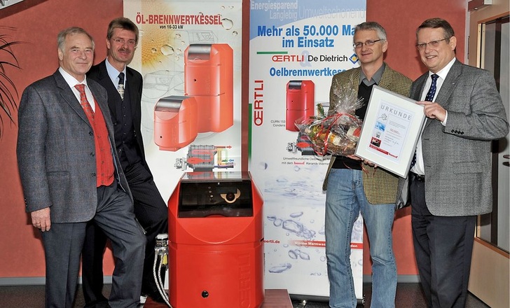 Feierten 50000 Brennwert-Wärmeübertrager aus Keramik für Oertli / De Dietrich: Dipl.-Ing. (FH) Rolf Bommer und Dipl.-Ing. (TH) Uwe Schulz-Du Bois (beide Geschäftsführer Bomat), Ingmar Tepass (Regional-Vertriebsleiter von Oertli) und Stefan Seifert (bis Ende Januar 2012 Geschäftsführer von Oertli).