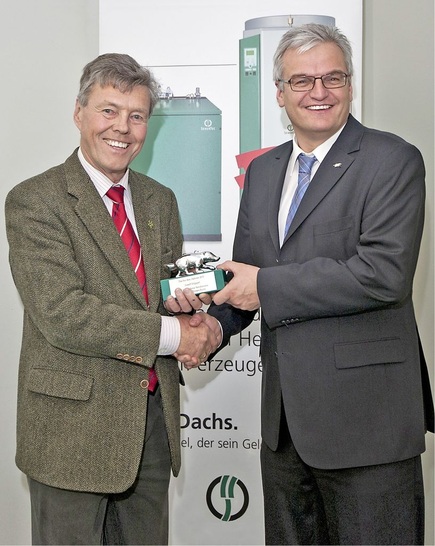 Josef Göppel MdB erhält von SenerTec-Geschäftsführer Michael Boll den „Dachs des Jahres 2011“ (v.l.) - © SenerTec
