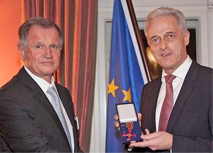 Jens Karstedt (links) ­erhält von Bauminister Peter Ramsauer das Bundesverdienstkreuz.