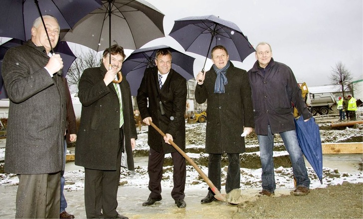 Spatenstich für das neue Dimplex-Schulungszentrum in Kulmbach (v.l.): ­Andreas Tilch (Mitglied der Geschäftsführung), Klaus-Peter Söllner (Landrat Kreis Kulmbach), Dr.-Ing. Uwe Horlacher (Dimplex Geschäftsleitung), Henry Schramm (Bürgermeister Kulmbach), Thomas Kerl (Facility Management Dimplex).