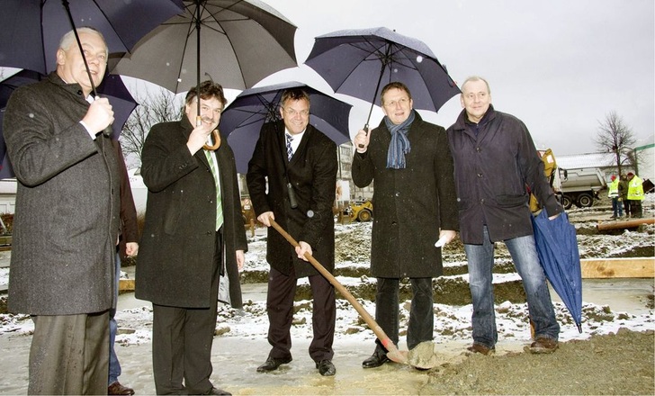 Spatenstich für das neue Dimplex-Schulungszentrum in Kulmbach (v.l.): ­Andreas Tilch (Mitglied der Geschäftsführung), Klaus-Peter Söllner (Landrat Kreis Kulmbach), Dr.-Ing. Uwe Horlacher (Dimplex Geschäftsleitung), Henry Schramm (Bürgermeister Kulmbach), Thomas Kerl (Facility Management Dimplex). - © Glen Dimplex
