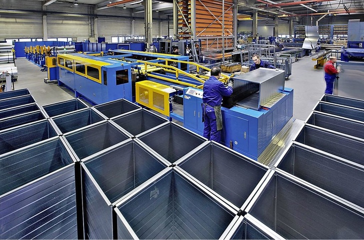 Fertigung von Lüftungs­kanälen bei BerlinerLuft.