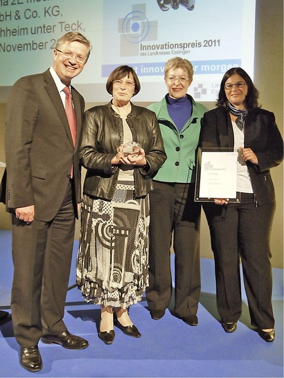Preisübergabe (v.l.): Heinz Eininger (Landrat des LK Esslingen), Brigitta Oppermann (OppermannGesellschafterin), Hilde Cost (Geschäftsführerin IHK Esslingen-Nürtingen) und Heike Dirmeier (OppermannGesellschafterin). - © Oppermann
 Preisübergabe (v.l.): Heinz Eininger (Landrat des LK Esslingen), Brigitta Oppermann (OppermannGesellschafterin), Hilde Cost (Geschäftsführerin IHK Esslingen-Nürtingen) und Heike Dirmeier (OppermannGesellschafterin).