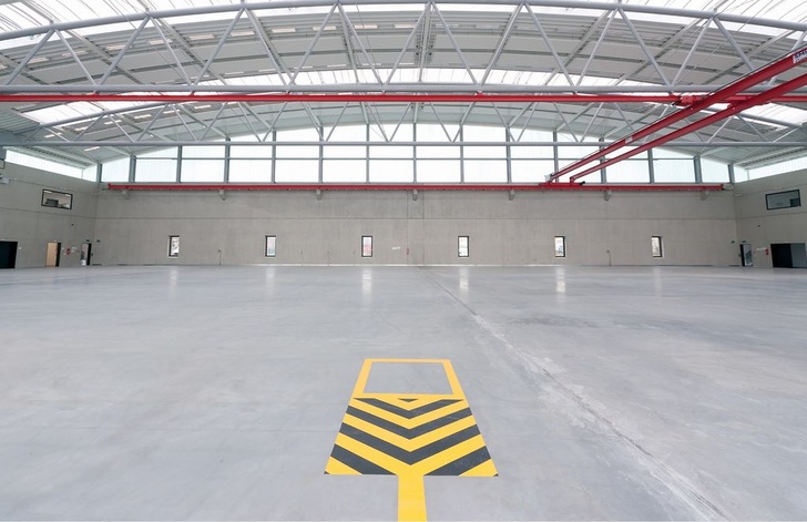 Abb. 1 Blick in den neuen Hangar zur Wartung von CH-53-Transporthubschraubern auf dem Heeresflugplatz Rheine-Bentlage.