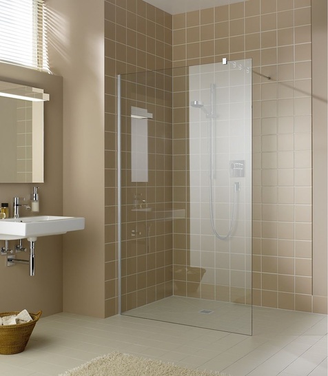 Kermi: Filia Walk-in mit kleinem Wand­profil auf Point ­Duschplatz.